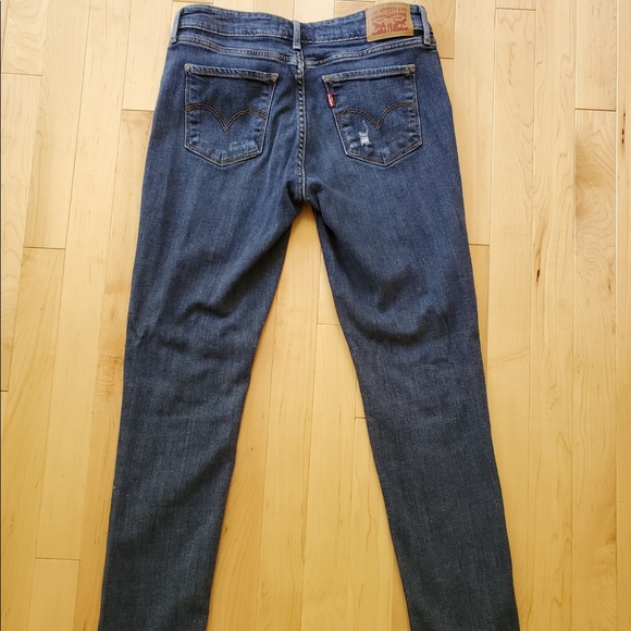 I’m selling a pair of women’s Levi jeans! - Picture 3 of 7